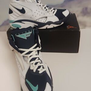 The Nike Air Maestro 2 Size 13 is a stylish and high-performance athletic sneak